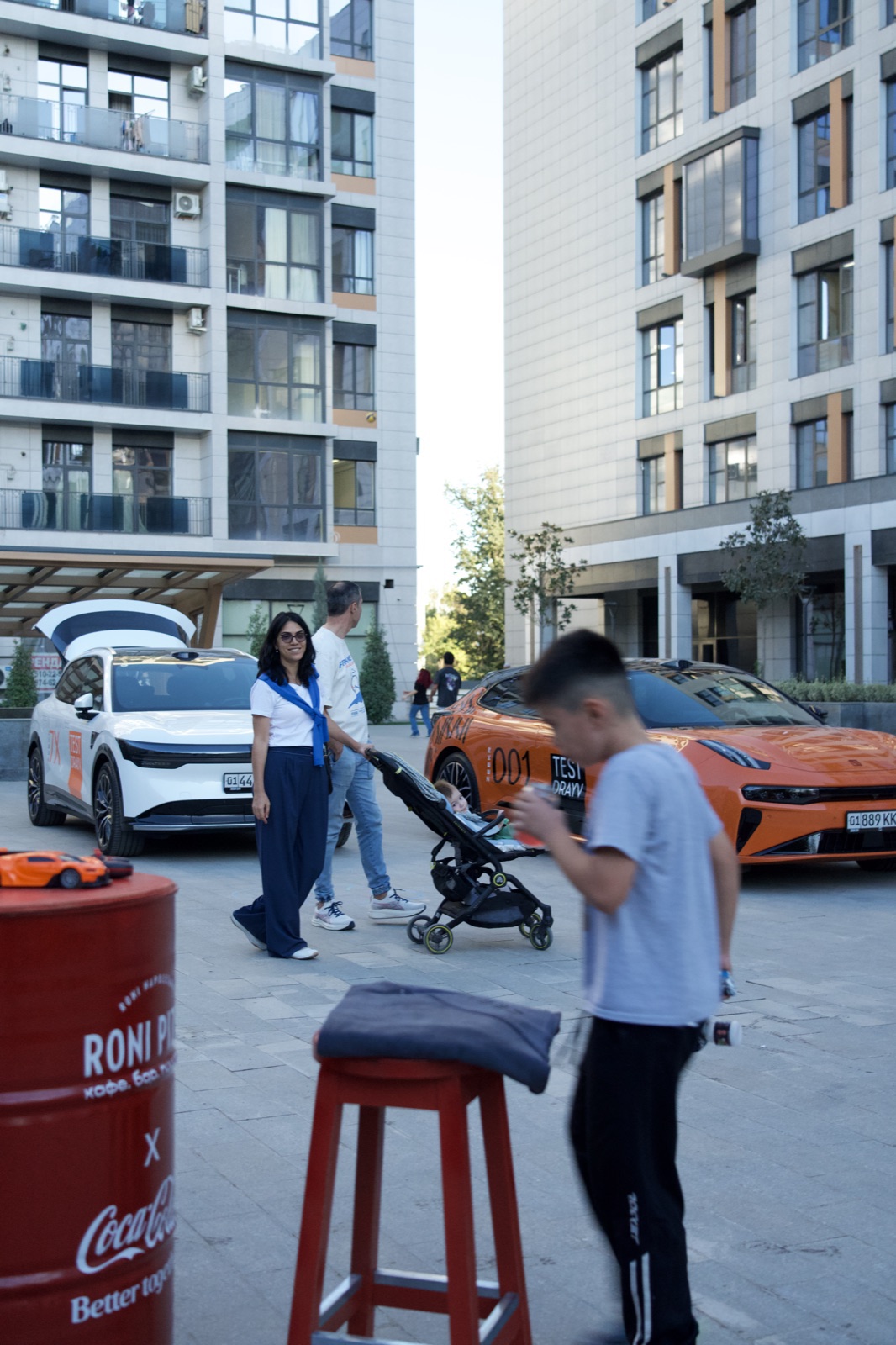 Дети на клиентском дне Zeekr Uzbekistan у автомобилей Zeekr