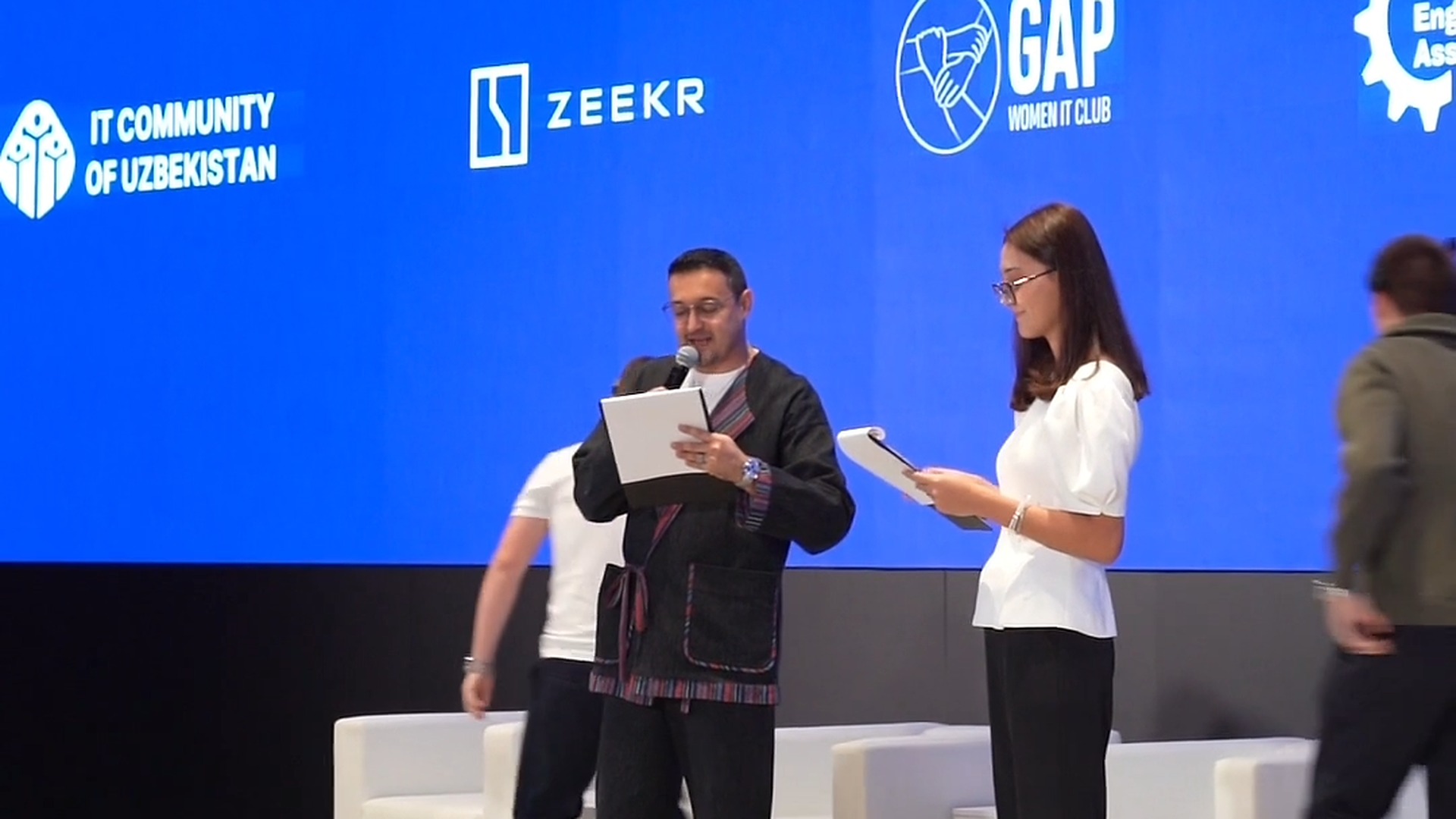 Сцена Women in Tech Leadership Forum 2026 с логотипом партнера Zeekr