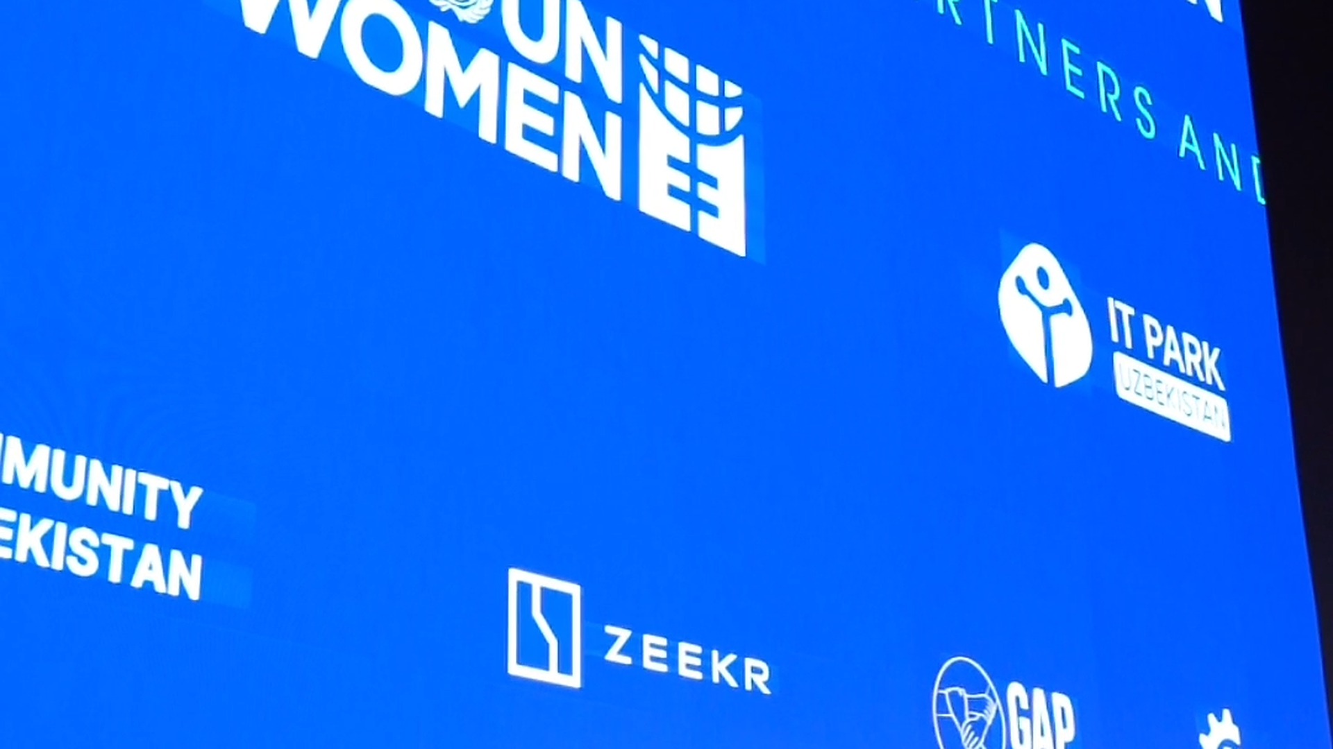 Экран партнеров форума с логотипом Zeekr